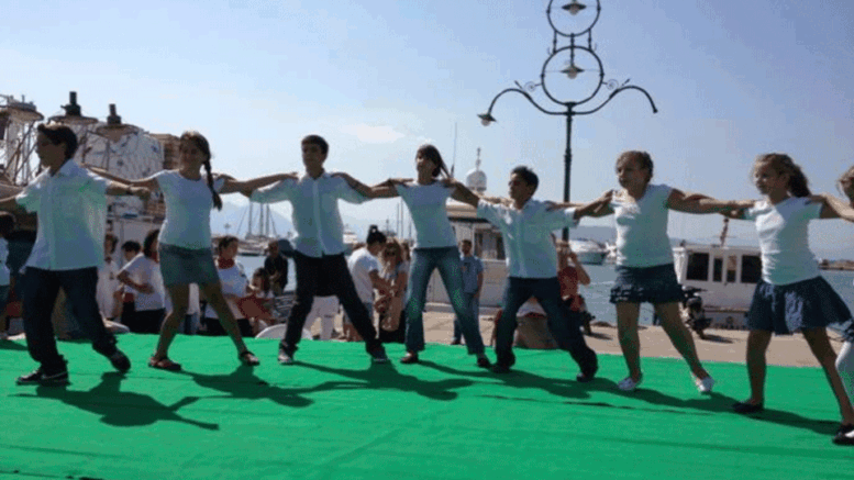 tairiazoume_sthn_Aigina1