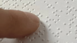 emfitevma_epitrepei_se_tyflous_na_doun_lexeis