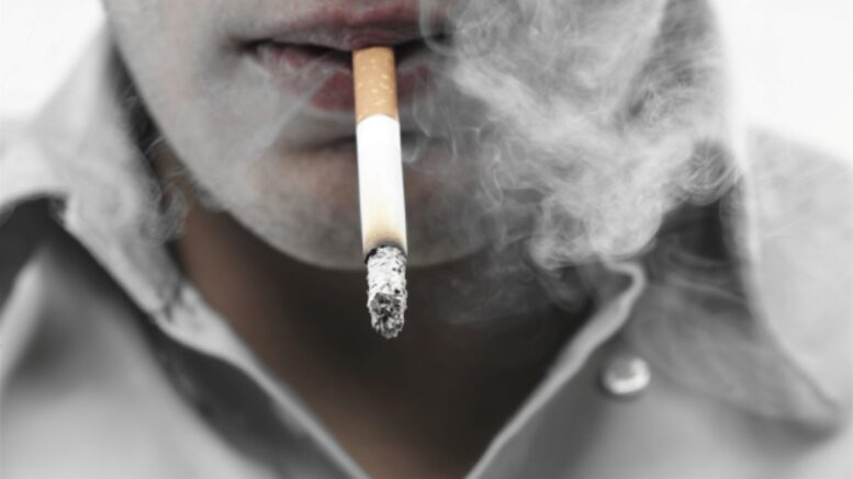 ragazzo che fuma una sigaretta