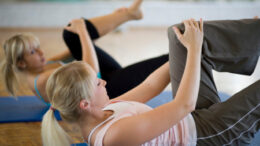 blonde women train her abdominals